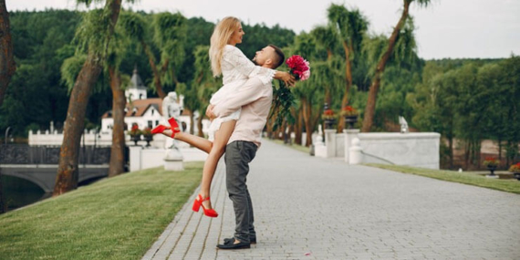 Sadece 5 dakikada buğulu göz makyajı nasıl yapılır?