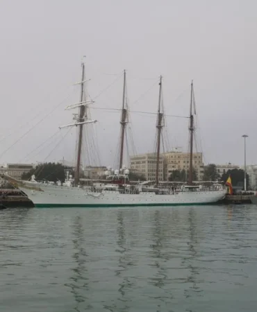 TCG-Savarona-gemisi-Istanbul-Bogazi8217ndan-gecis-yapti-featured