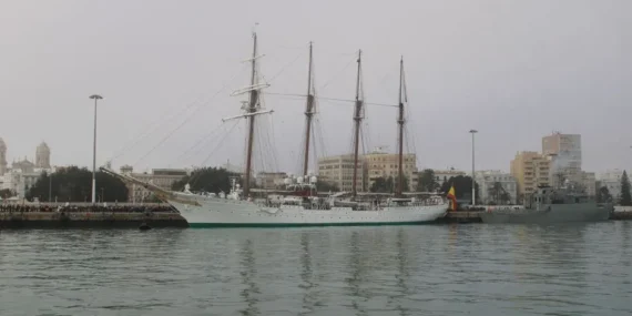 TCG Savarona gemisi İstanbul Boğazı’ndan geçiş yaptı