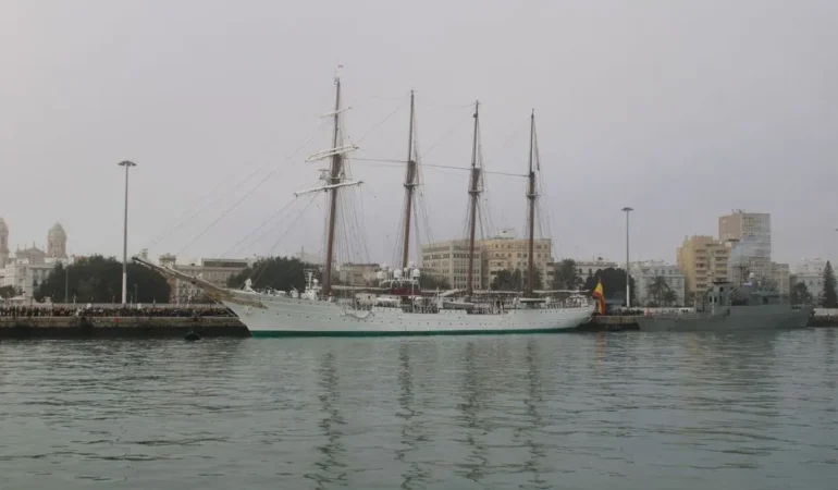 TCG-Savarona-gemisi-Istanbul-Bogazi8217ndan-gecis-yapti-featured