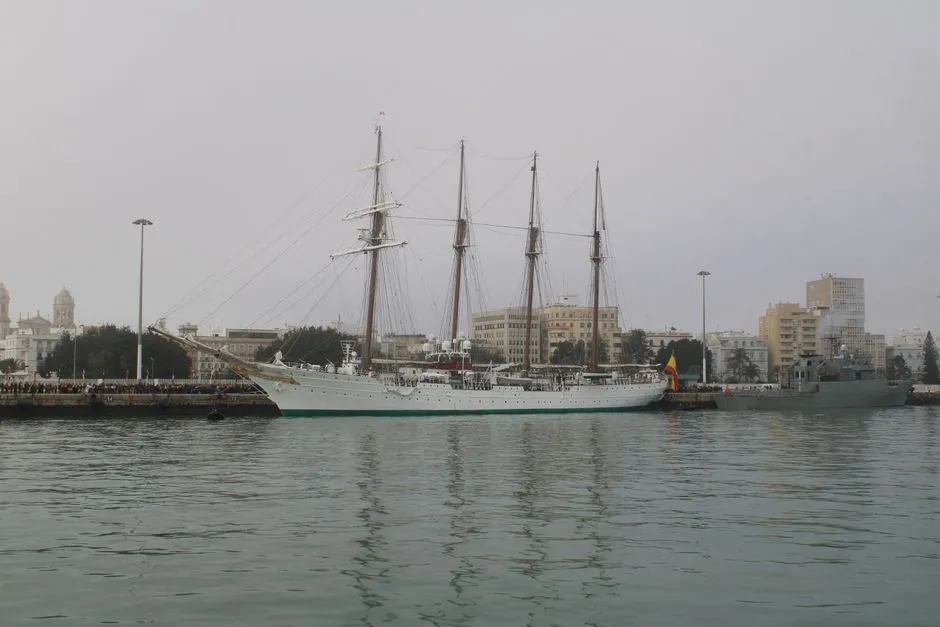 TCG-Savarona-gemisi-Istanbul-Bogazi8217ndan-gecis-yapti-featured
